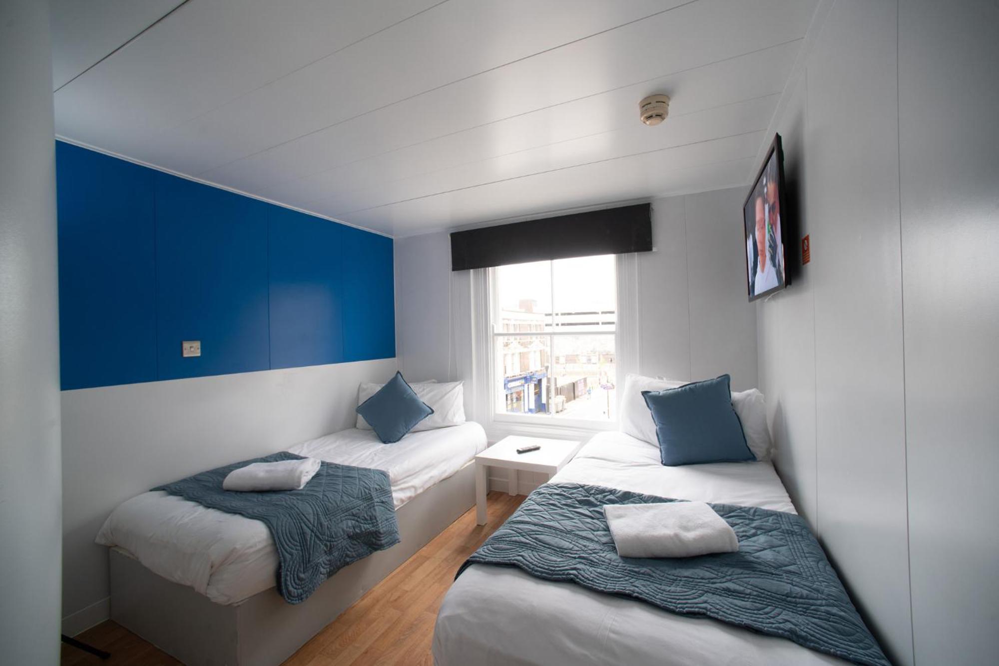 Tweepersoonskamer 2 aparte bedden met raam