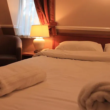 Pines Hotel Luton Airport-3